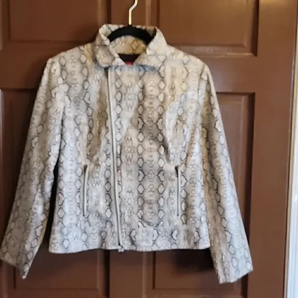 V Cristina- Faux Snake skin blk/ iv short jkt. size L. - Picture 2 of 6